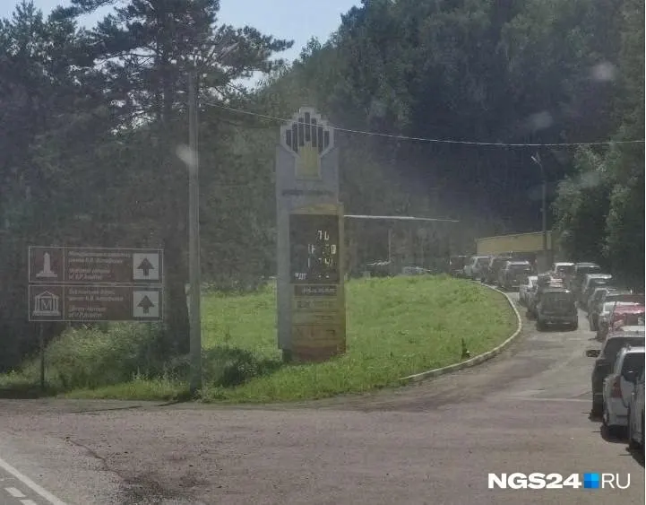 Фотоподборка с актуальной ситуацией на АЗС: бензин в большинстве мест есть, но в некоторых — очереди, а на одной станции табло показывает нули.