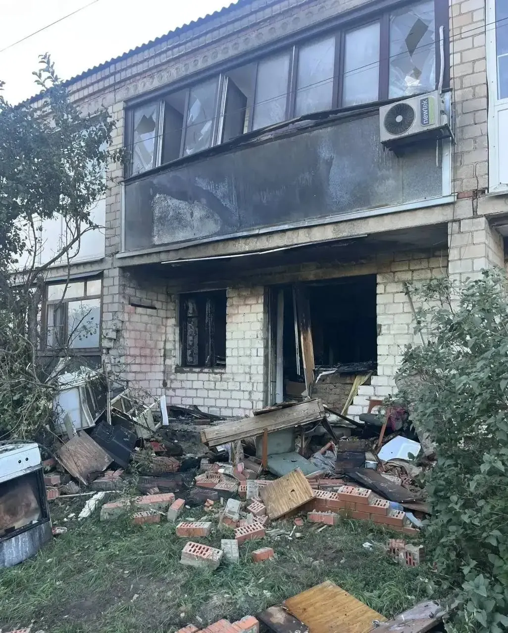 В Славгороде произошёл хлопок газовоздушной смеси в квартире, после которого возник пожар. Пострадала 92-летняя хозяйка, ей оказывают медицинскую помощь. Следственный комитет возбудил уголовное дело и устанавливает обстоятельства происшествия.