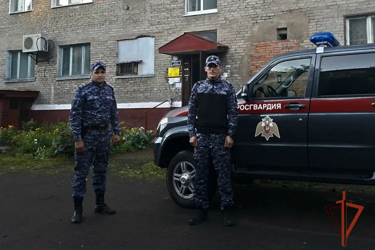 Росгвардейцы спасли пожилую женщину из горящей квартиры и передали её медикам.