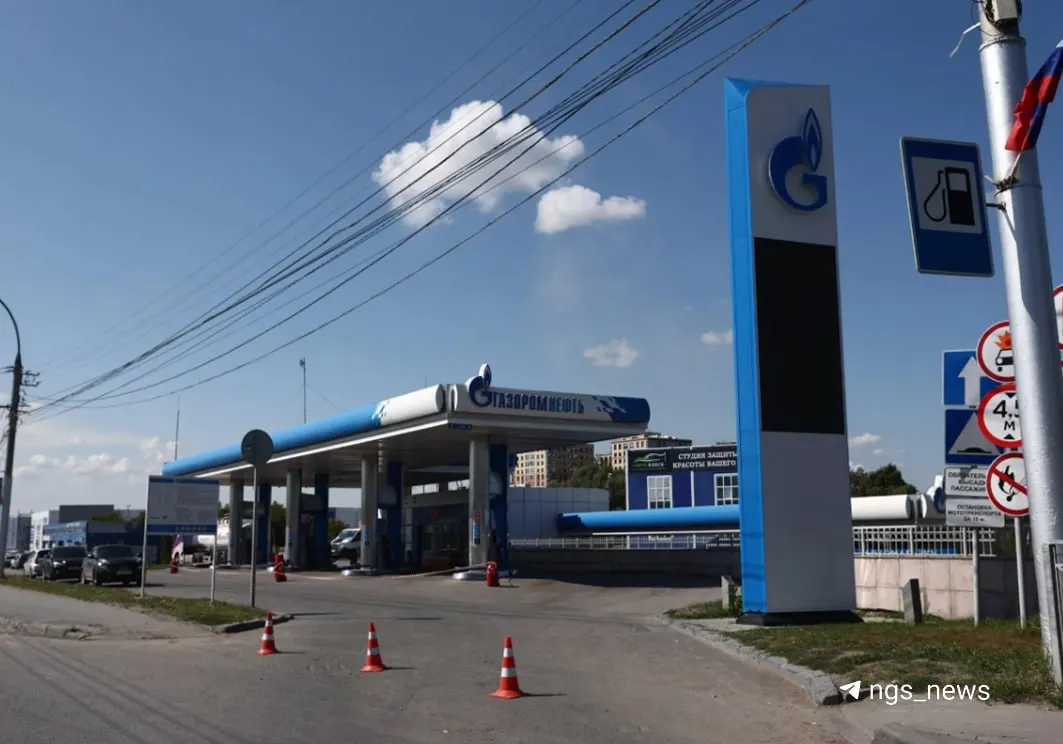 На одной из заправок близ Димитровского моста бензин отсутствует; очереди не наблюдается.
