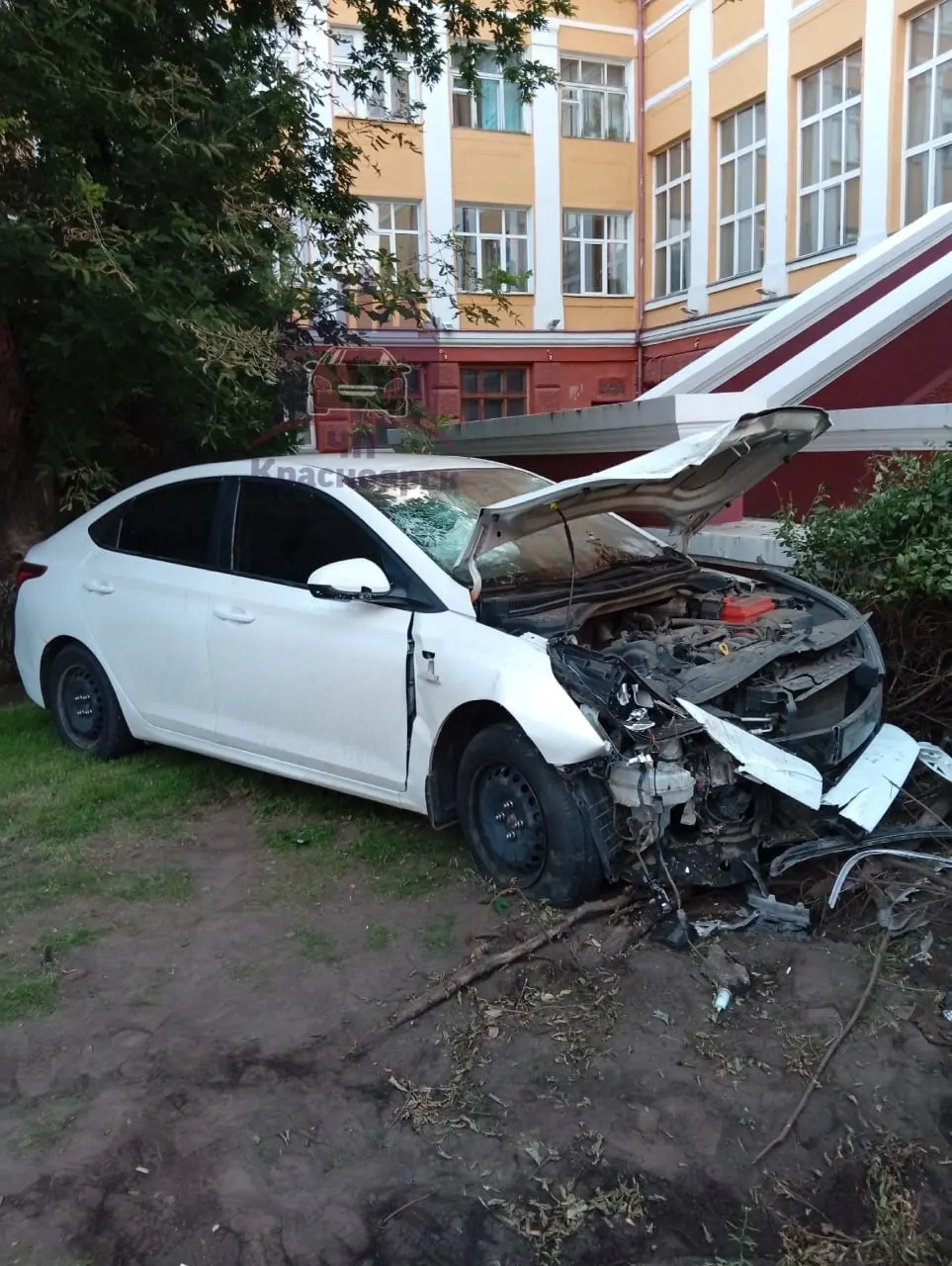 Ночью 13 августа на проспекте Мира автомобиль вылетел на газон и врезался в здание СибГУ имени Решетнева. По словам свидетелей, водитель мог быть пьян; на месте работают спасатели, университет подтвердил факт происшествия и отказался давать комментарии.