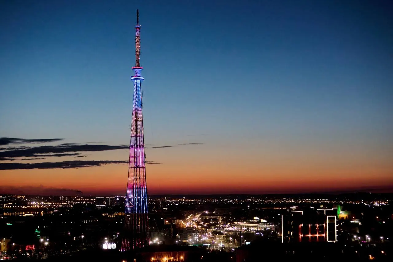 22 августа подсветка башен будет работать с 21:00 до полуночи; на фасадах появится надпись «С Днем государственного флага России».