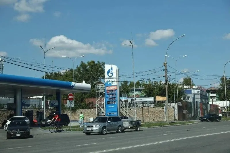На заправках Gazpromneft у областной больницы и у гостиницы Горский наблюдается нехватка бензина; ситуация вызывает обеспокоенность водителей.