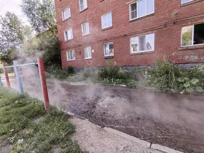 На улице Декабристов в Омске произошёл порыв водопровода; двор дома №155 затоплен кипятком. Ремонт обещают завершить в ближайшие недели.