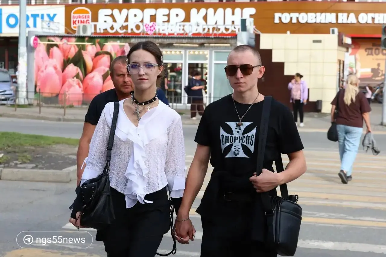 Горожане Омска демонстрируют, как индивидуальность превращает одежду в историю — без ценников и этикеток.