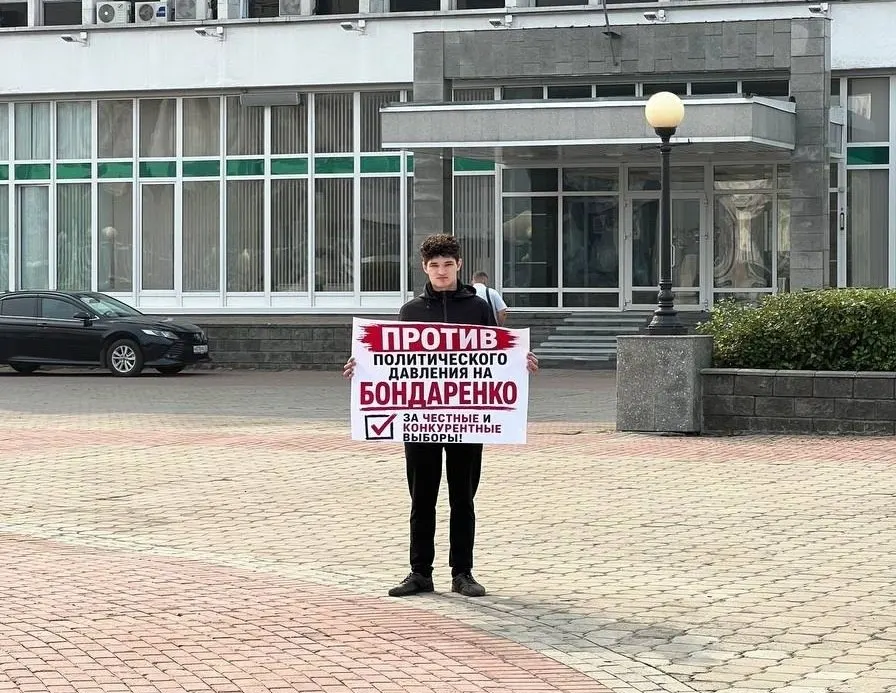 Активист из Томска вышел на одиночный пикет в поддержку Николая Бондаренко; полиция фиксировала акцию и вопросы к участнику, а самого политика могут снять с выборов после штрафа.