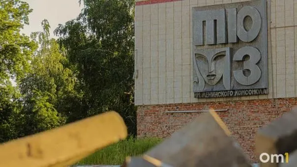 В Омске распроданы билеты на первый спектакль обновлённого ТЮЗа. Премьера состоится 22 сентября, повторный показ — 23 сентября; на момент полудня оставалось 439 билетов стоимостью 800–1200 рублей. Купить можно по «Пушкинской карте».