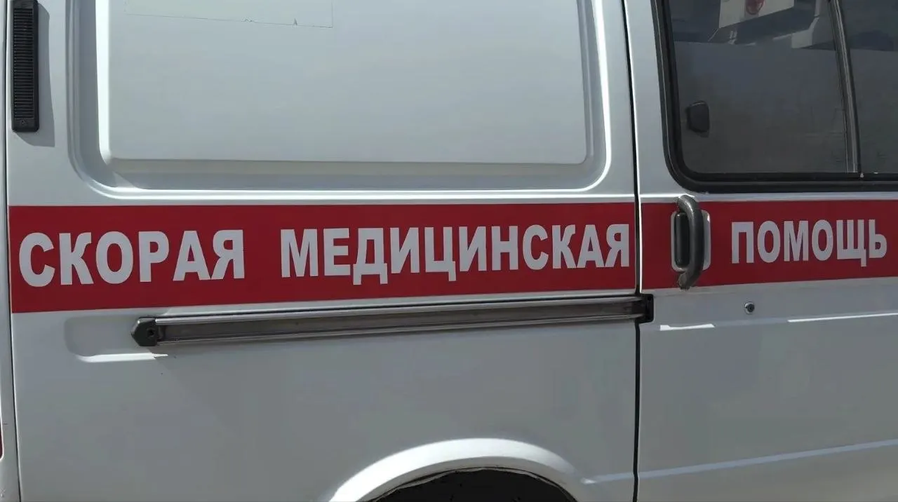 Скорая помощь попала в ДТП на пути к пятилетней девочке в Бийске; пострадал фельдшер, пациентов в машине не было.