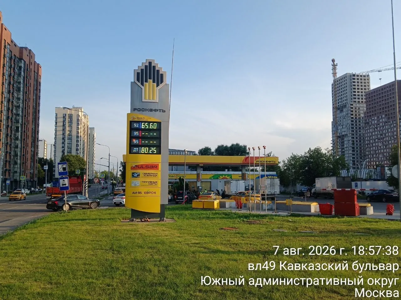 Очереди за бензином АИ-95 продолжаются на заправках Москвы и Московской области; дефицит отмечается на крупных сетях.