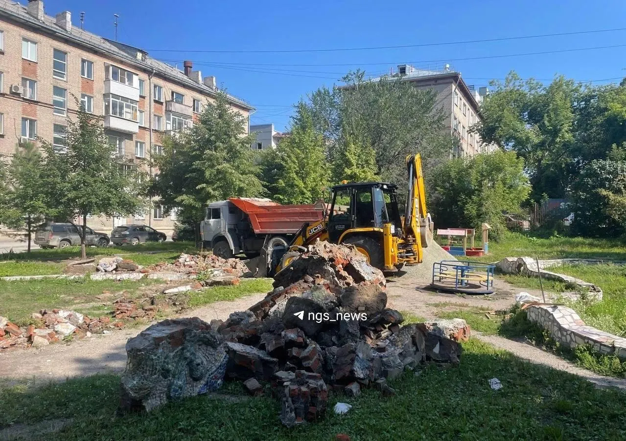 Демонтаж мозаичной площадки во дворе на Вокзальной магистрали, 13 завершает этап проекта «Территория Детства»; территорию планируют преобразовать и установить новый игровой комплекс.