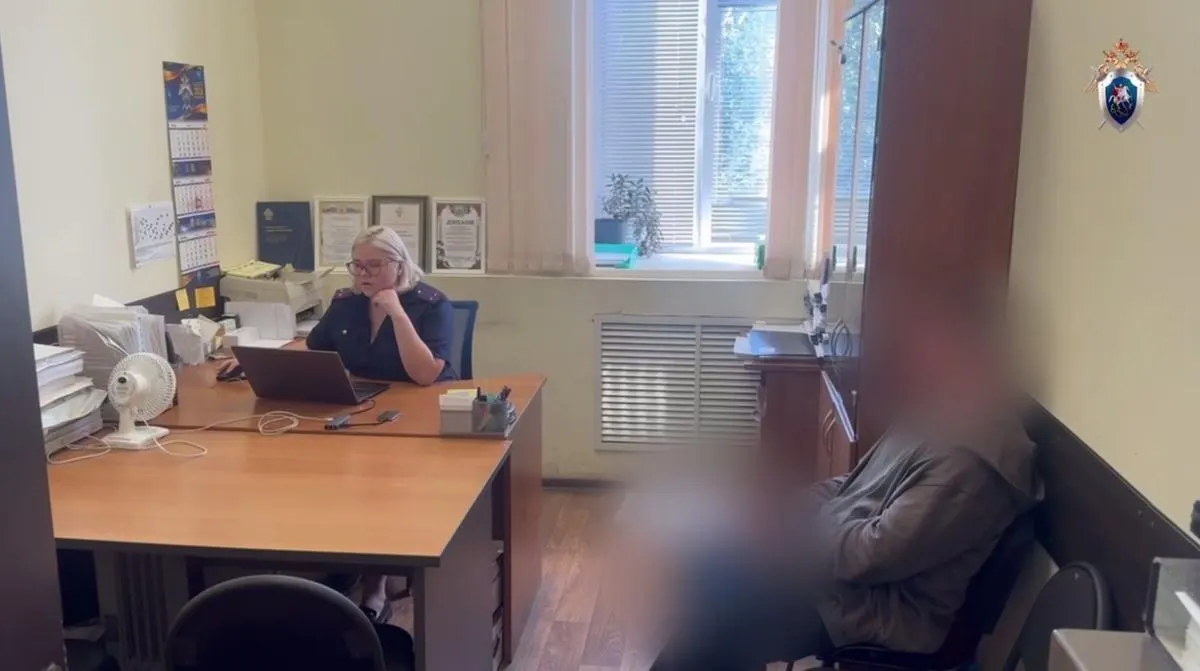 В Красноярском крае расследуют третье уголовное дело в отношении 21-летнего Никиты Уварова, обвиняемого во вовлечении в экстремизм; имя фигуранта не разглашается в официальном сообщении, фото заблюрено.