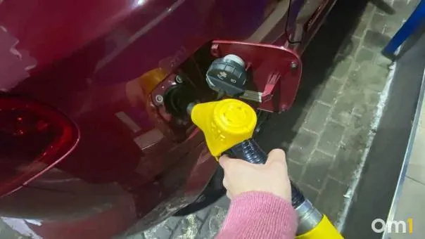 Омская область продолжает лидировать по цене бензина: средняя цена за литр в июле 2026 года — 64,67 рубля.