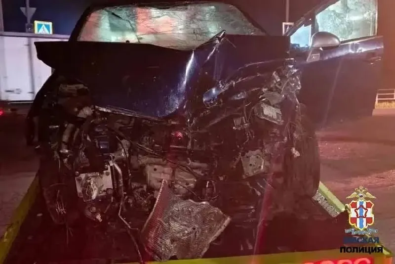 В аварии пострадали водители и несколько пассажиров автомобиля Nissan, включая 5-летнего ребенка и младенца; на месте работают полицейские.