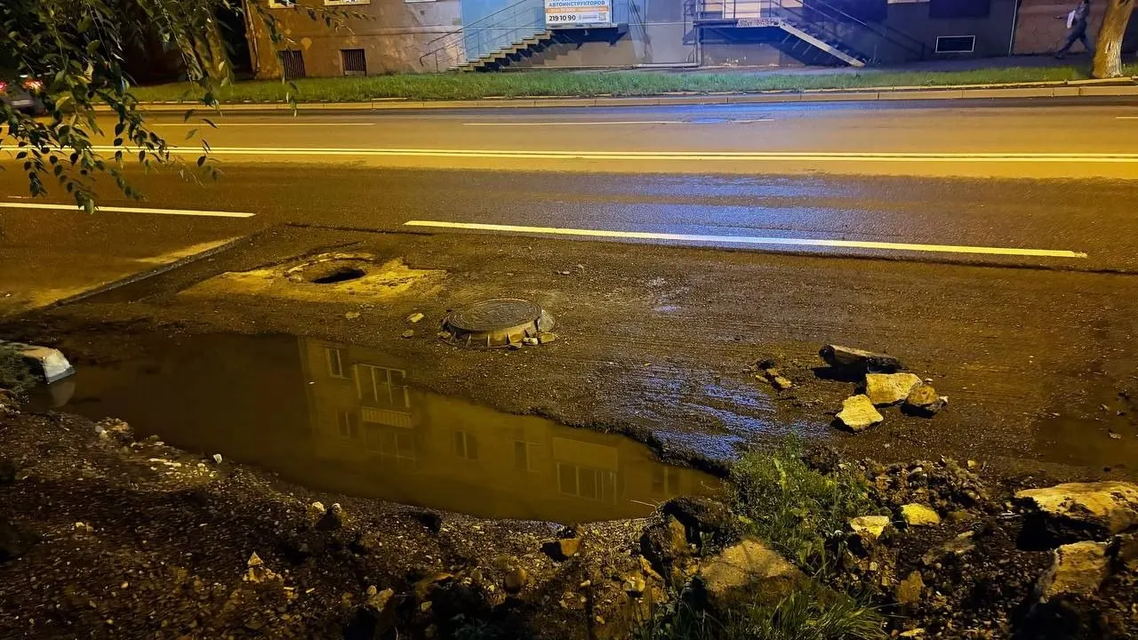 За сутки несколько водителей попали в открытый люк на проезжей части; ночью яму трудно заметить, вокруг нет ограждений.