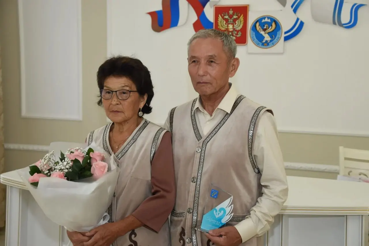 Супруги М.Н. и А.Н. Тондоевы отметили полвека совместной жизни; мужчина — ветеран военно-морского флота и почетный гражданин Республики Алтай, женщина — учитель и обладатель государственных наград; поздравления пришли от близких и представителей власти.