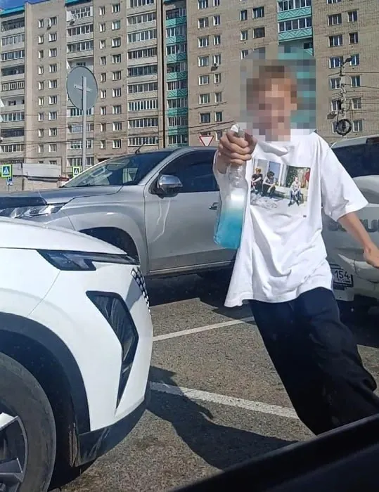 Жительница Читы сообщила о группе подростков, распылявших неизвестную жидкость возле торгового центра. Инцидент стал предметом расследования.