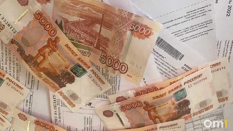 В Омской области средний месячный платеж за ЖКХ достигает около 6 382,9 рубля, а доля расходов на коммунальные услуги в бюджете семьи в 2025 году — примерно 10,4%. Регион занял 60-е место в рейтинге по доле расходов на ЖКХ.
