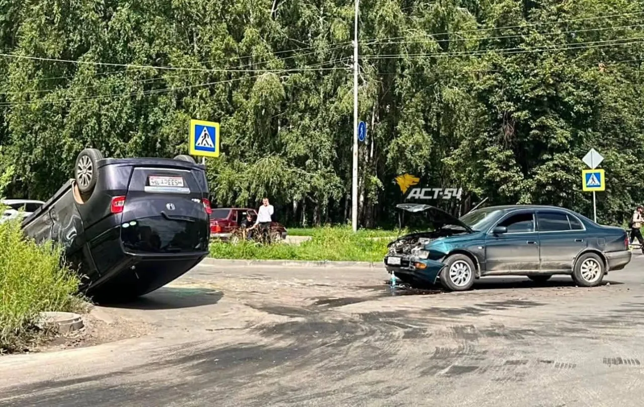 На перекрестке Громова и дублера Петухова произошло ДТП между Toyota Corona и Honda Spike; пострадавших нет, образовалась пробка.