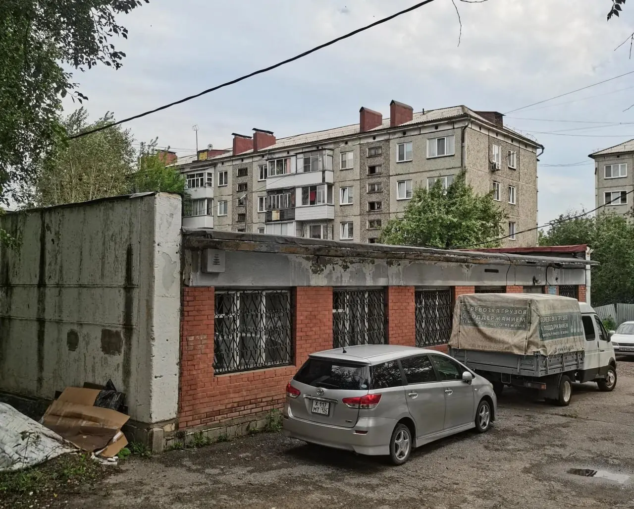 Здание на Карбышева, 28а выставлено на продажу. Внутри работает частная управляющая компания, договоры аренды не зарегистрированы, и торги назначены на 4 сентября.