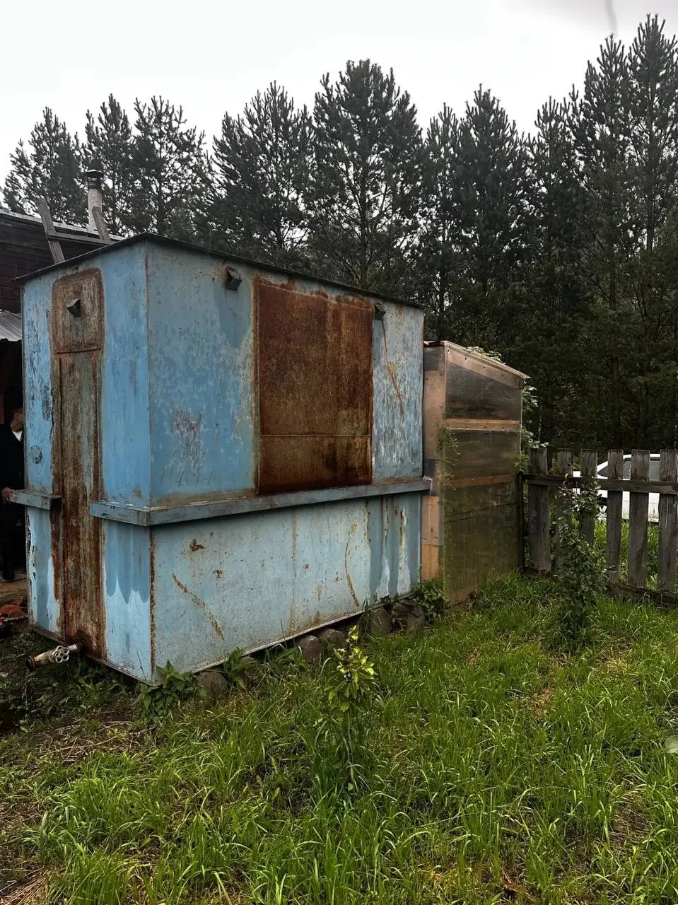 По предварительным данным, за ребенком ухаживала бабушка; малыш забрался на приставную лестницу к баку с водой, упал и утонул. По факту гибели возбуждено уголовное дело по неосторожности. Родители мальчика проживают в Красноярске.