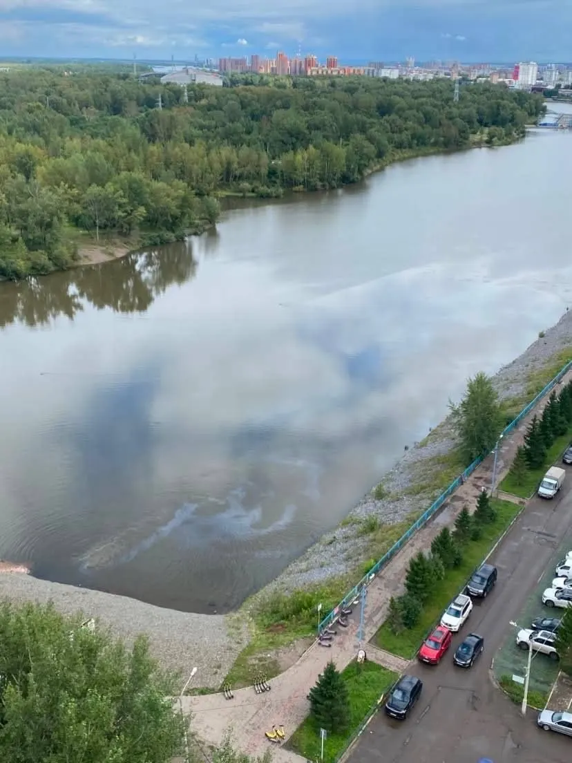 Очередной разлив топлива зафиксирован в водной акватории Абаканской протоки. Местные жители предполагают, что источник — припаркованные неподалёку грузовики; спасатели применили сорбент.
