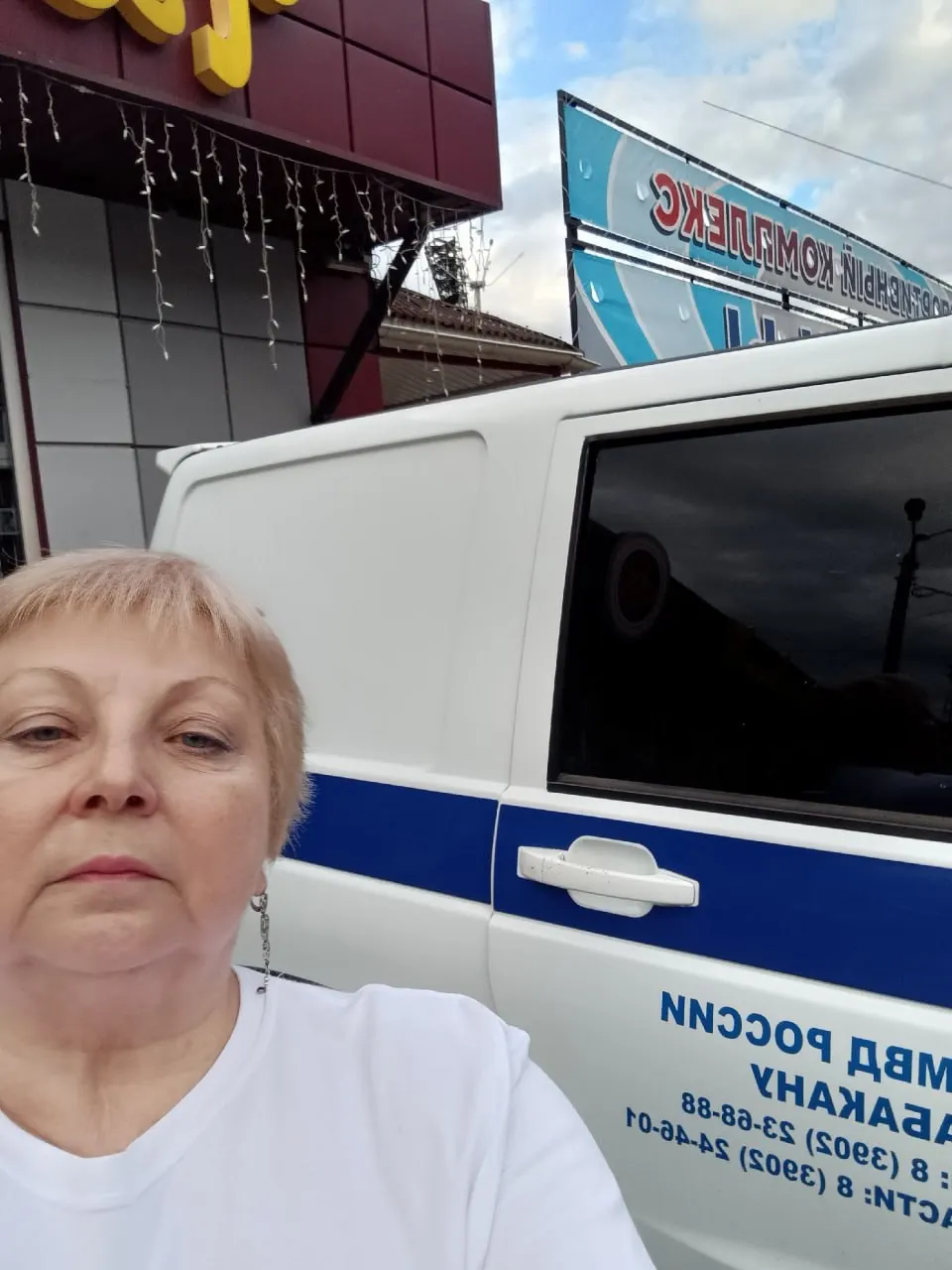 Женщина держала плакат с требованием вернуть мобилизованных; полицейские забрали плакат и объяснили действия распоряжением руководителя УМВД Абакана.