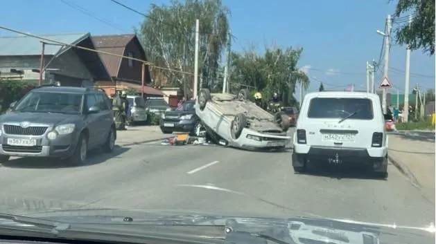 В Кировском районе на улице Прокопьевская столкнулись Skoda Rapid и Toyota Corolla — одной из машин опрокинуло, движение в зоне ДТП затруднено.