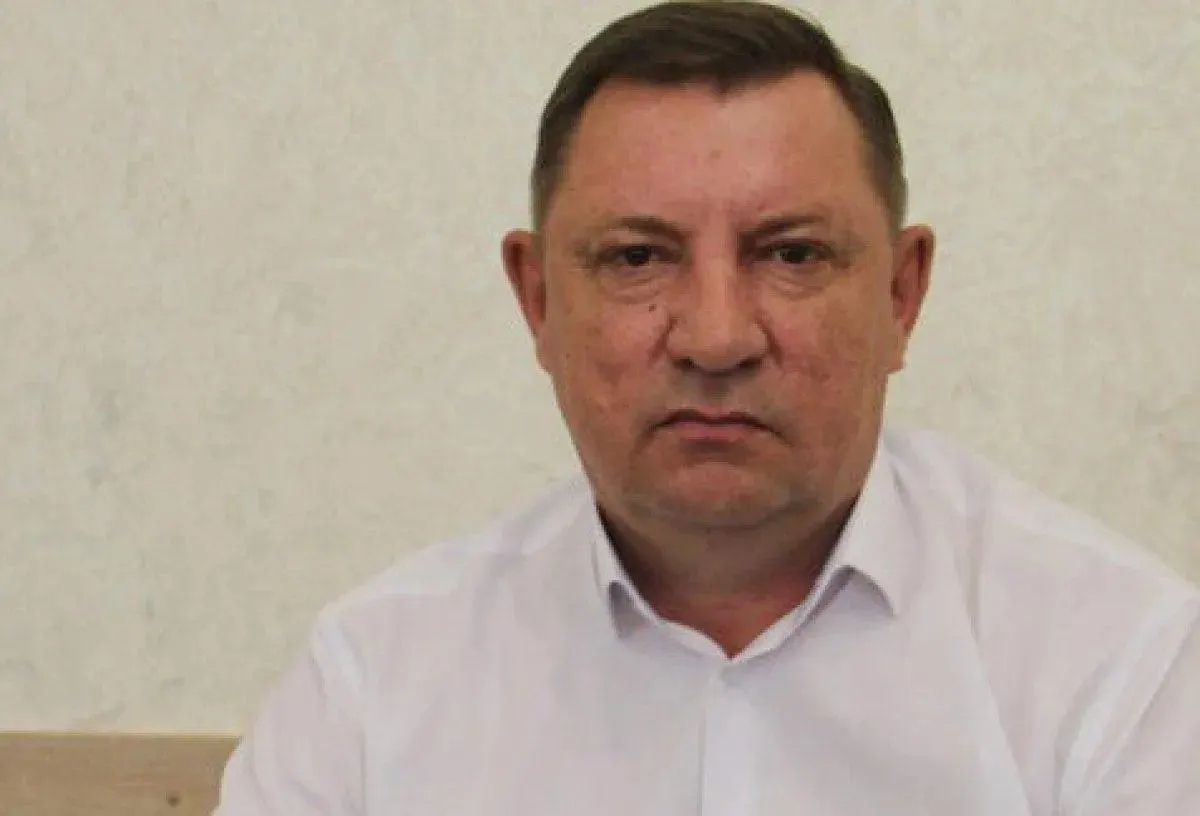 Суд признал его виновным в мошенничестве и превышении должностных полномочий, связанных с фиктивным трудоустройством педагогов в школах.