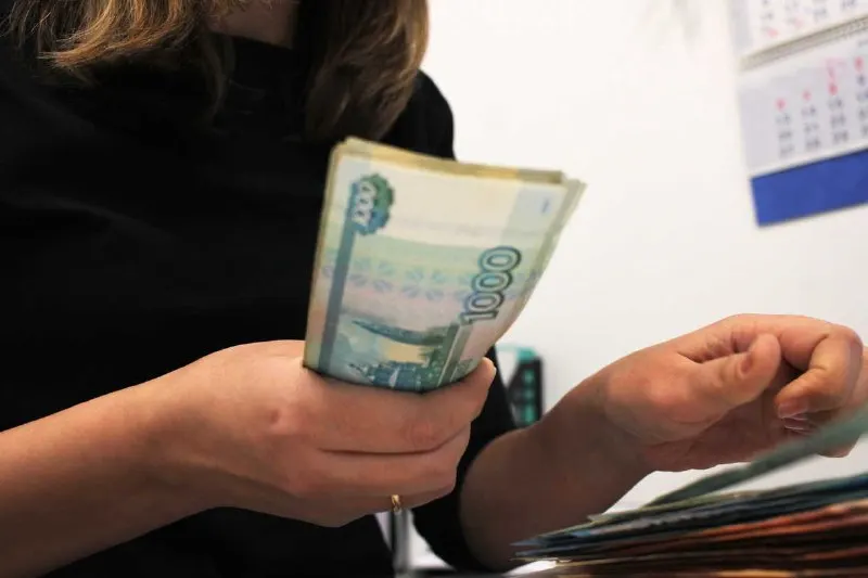 Прокуратура Омской области опубликовала тревожные данные: за год в регионе зафиксировано 2377 случаев хищений с использованием IT‑технологий, ущерб — свыше 790 млн рублей.