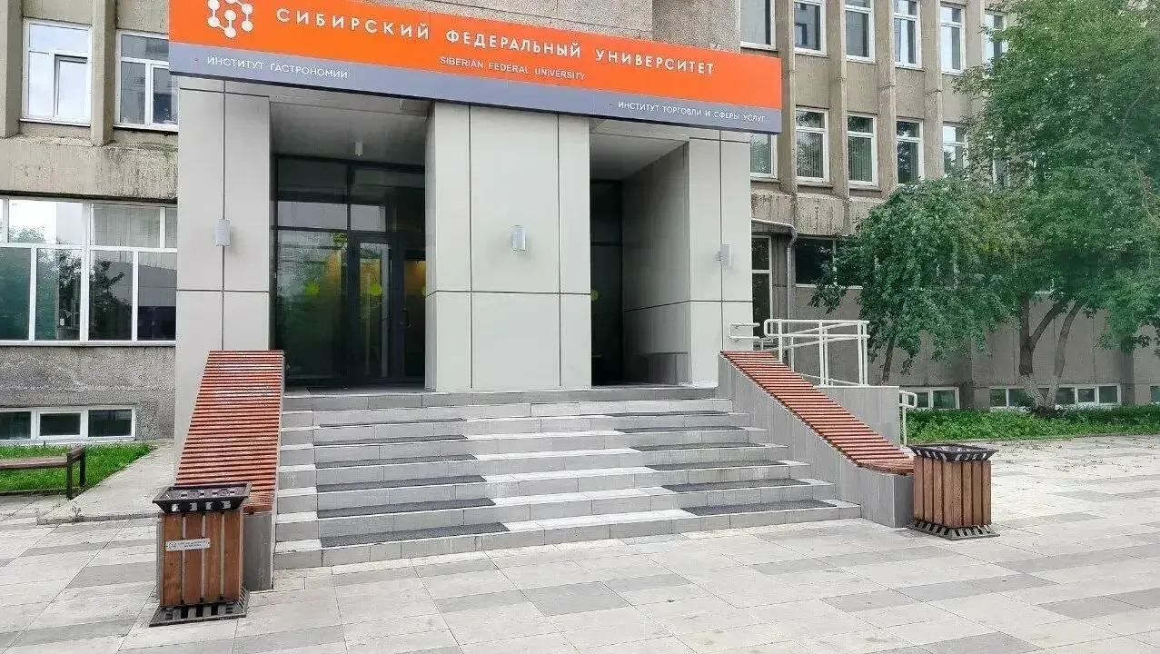 В Красноярске сотрудницу СФУ осудили за фиктивное зачисление знакомого в магистратуру; суд вынес штраф 500 тысяч рублей.