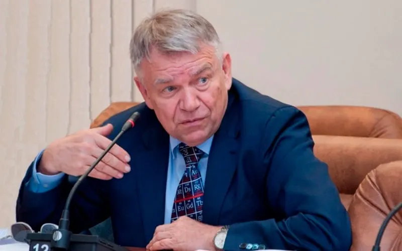 Восьмой кассационный суд в Новосибирске отменил решение мирового суда Советского района о дисквалификации главы СО РАН Валентина Пармонa.