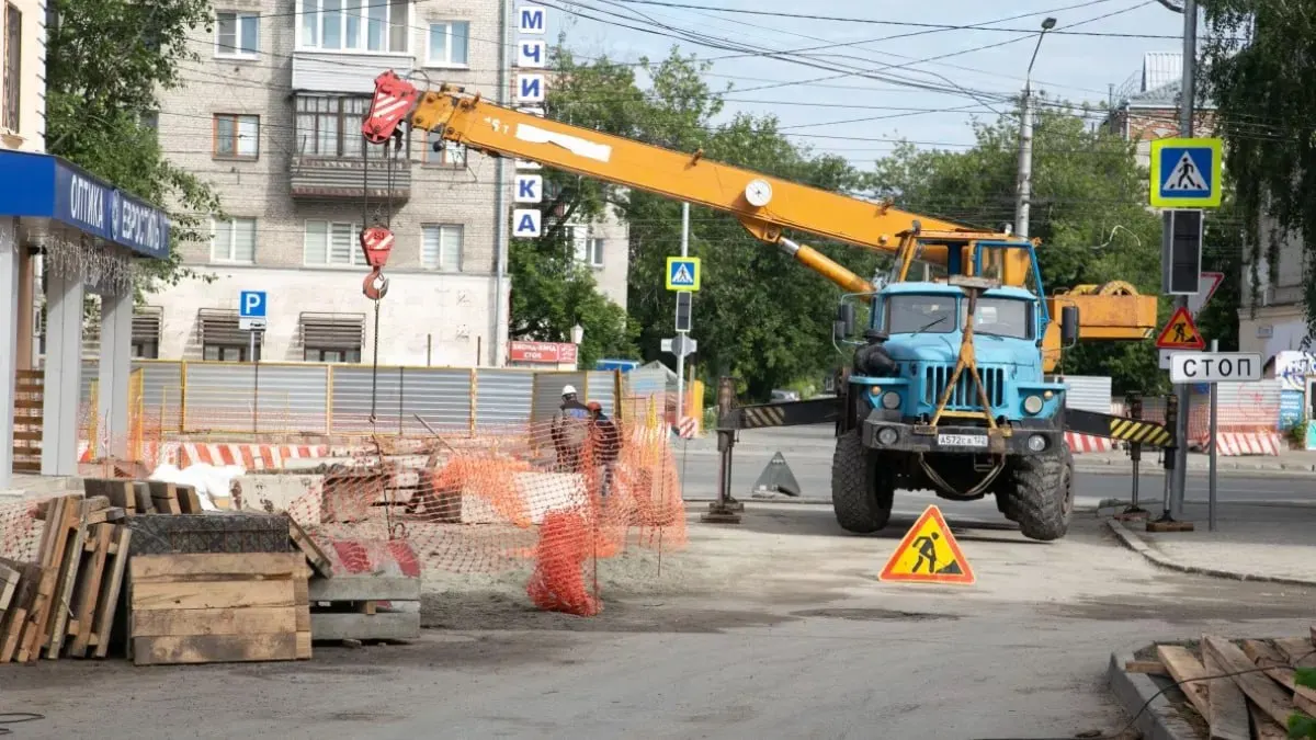За период с 18 мая по 14 августа в Барнауле проверили 1 726 км тепловых сетей и выявили 776 повреждений — на 13% меньше, чем год назад. Устранено 560 повреждений (72%), ещё 22 порыва мешают подать горячую воду в 100 многоквартирных домов.