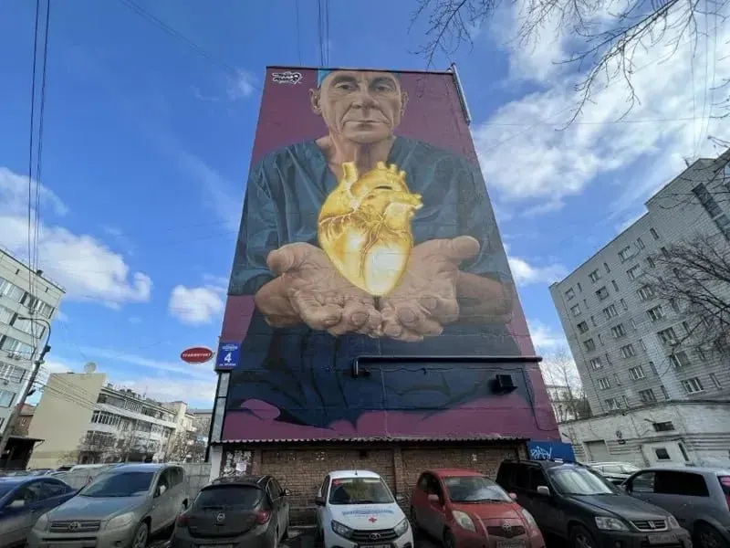 Мурал «Жизнь врача» на стене жилого дома в центре Новосибирска постепенно исчезает. Создан мексиканским художником Трепо Паркером в 2022 году и символизирует важность работы медиков; проект удалось сохранить благодаря поддержке горожан и решению художественного совета.