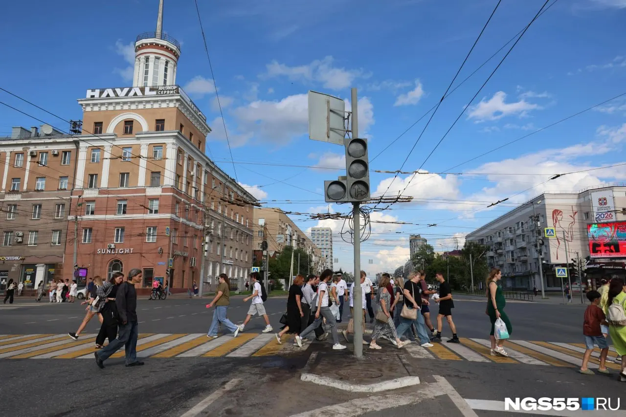 На островке безопасности возле известного места планируют усилить ограждение: установят повышенный бордюр и расширят накопительную площадку. Работы стартуют в ближайшие выходные.