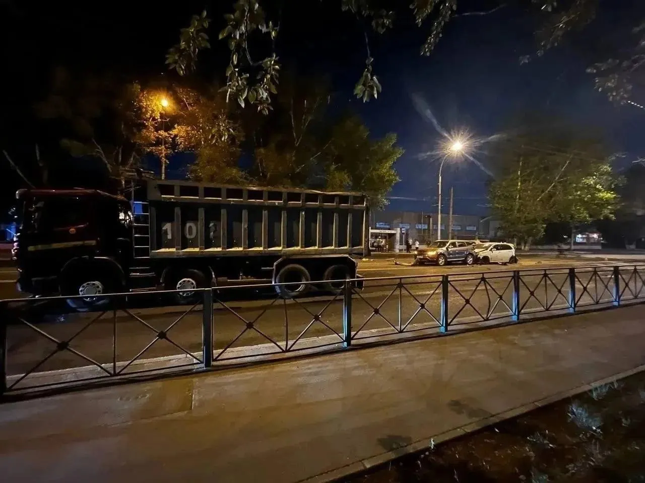 На Станционной, 78 произошла цепная авария с участием грузовика Scania и пяти легковых машин; пострадал 50‑летний водитель Ford.