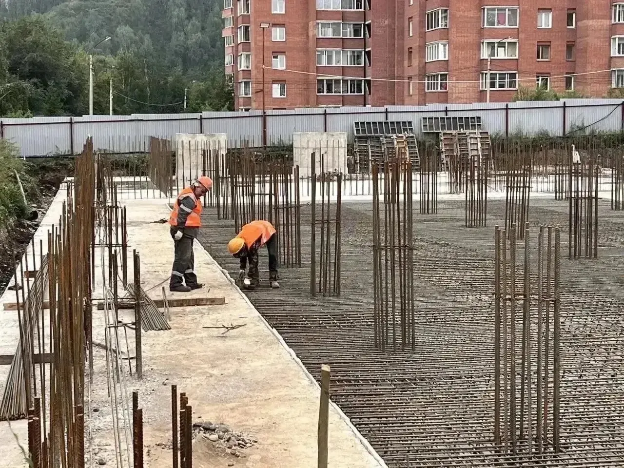 Новый комплекс на Правом берегу будет поддерживать людей с ограниченными возможностями и включать бассейн, тренажёрные залы и сенсорную комнату; открытие запланировано на январь 2028 года.