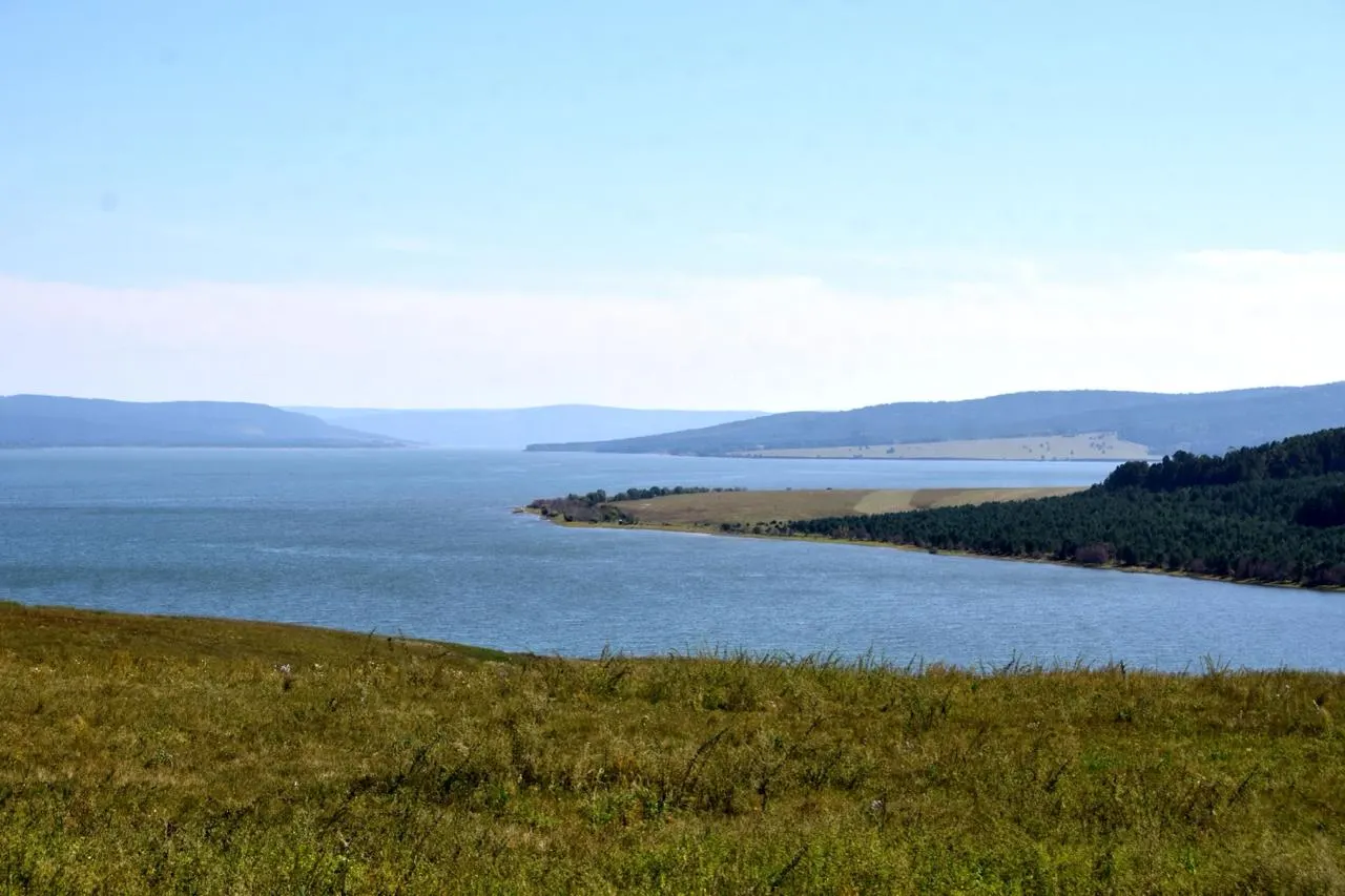 Небольшой полуостров на правом берегу Братского моря — история затопленных берегов, спокойные сельские пейзажи и советы для путешественников.