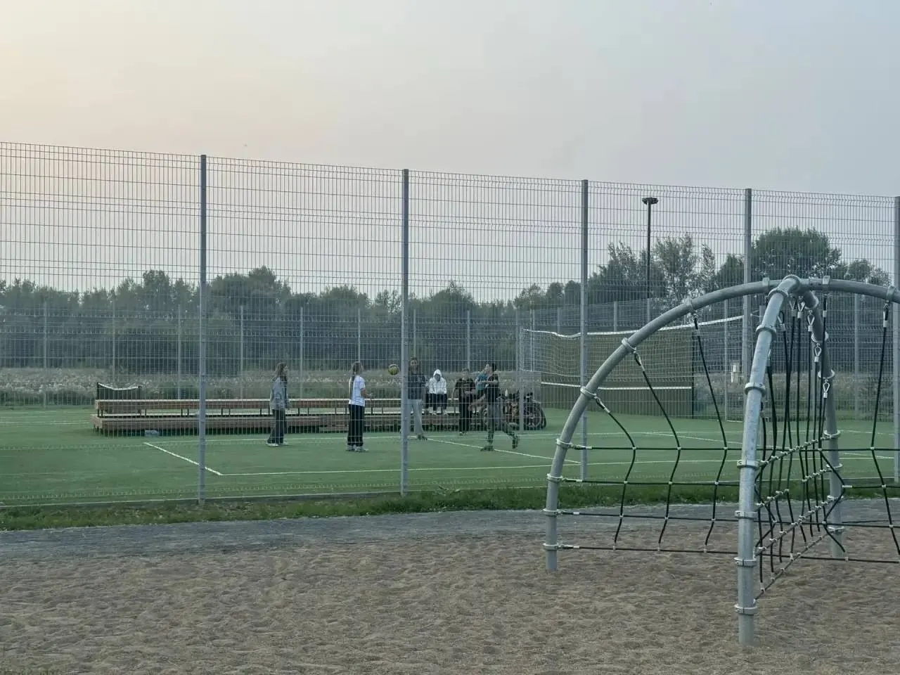 Прокуратура подтвердила нарушение и потребовала вернуть бесплатный доступ к муниципальным спортивным объектам; плата отменена, жители снова могут пользоваться площадками бесплатно.
