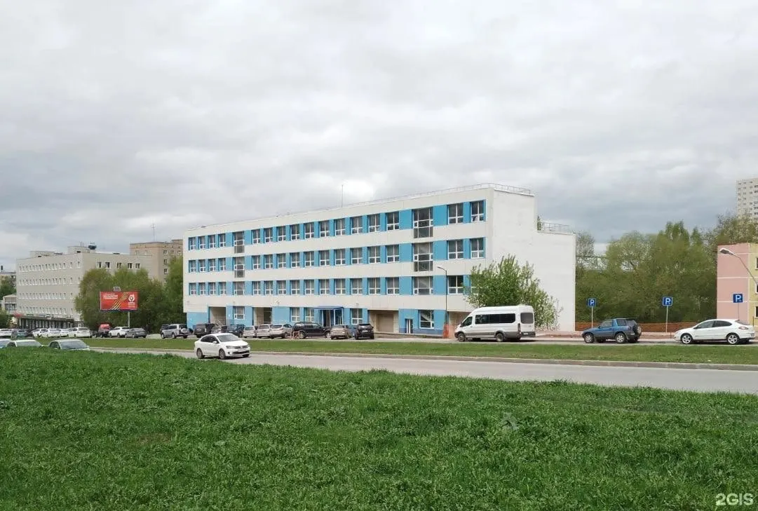 Здание рядом со станцией метро Золотая Нива реконструируют под гостиницу на 396 номеров и 546 мест; работы запланированы к завершению в 2028 году.