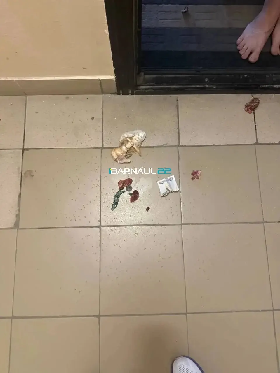 Ночью неизвестный мужчина пытался попасть в подъезд многоквартирного дома на проспекте Ленина, 195А. У двери нашли куклу, деньги и мясо; жильцы обратились в полицию после фиксации камер.