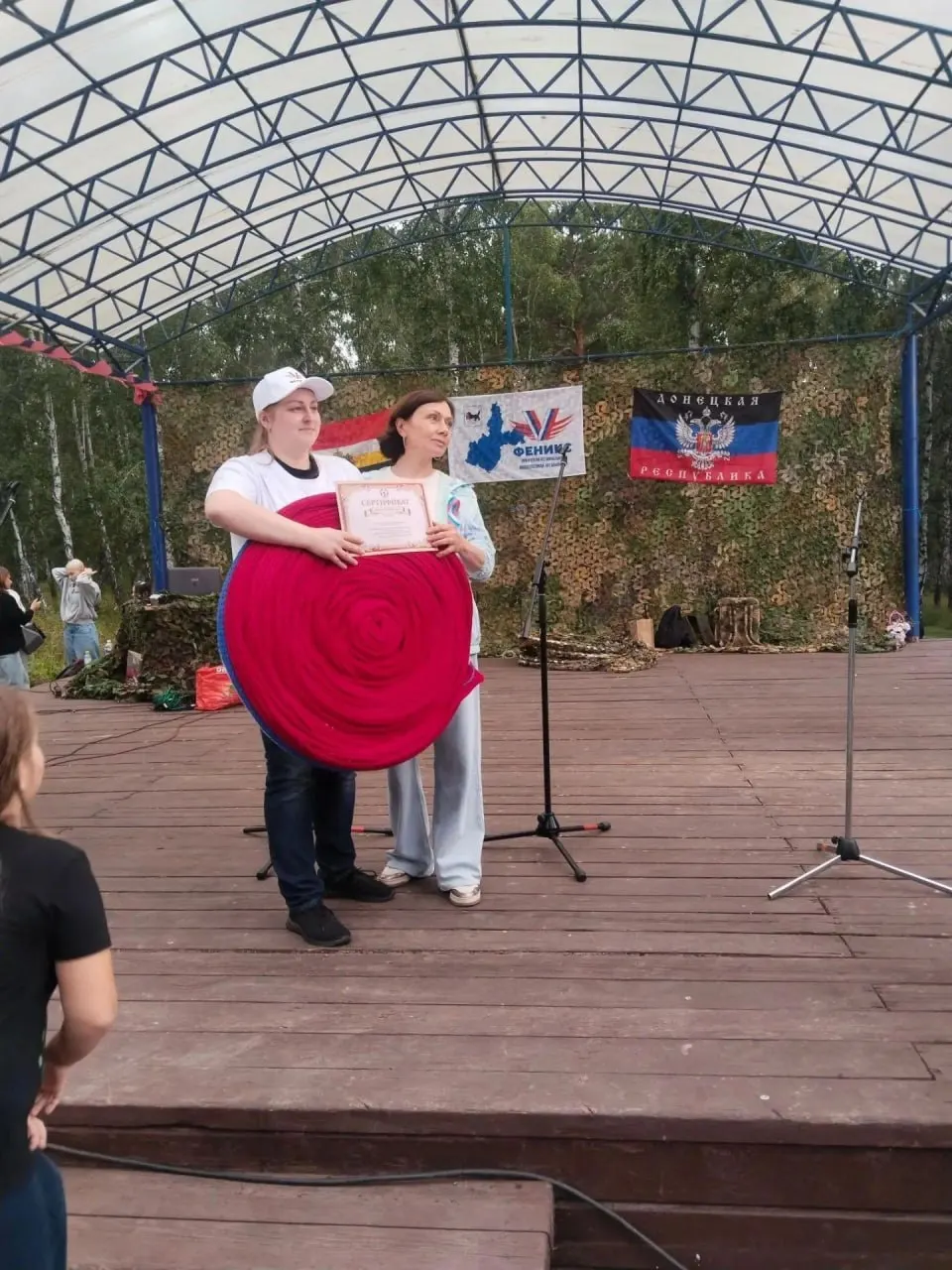 Иркутянка связала 98-метровый триколор и занесена в региональную Книгу рекордов к Дню государственного флага, оказав поддержку бойцам СВО.