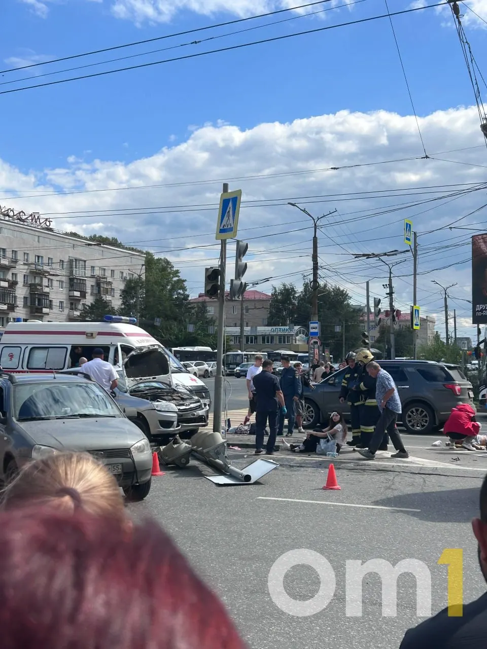 На Ленинградской площади Омска зафиксировано ДТП: автомобиль сбил людей на островке безопасности; на месте работают спасатели, полиция и медики.