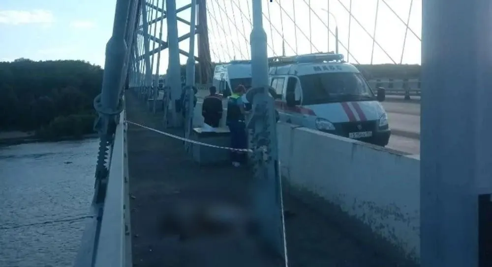 По данным очевидцев, погибший мужчина примерно 30–35 лет находился на арке моста перед падением.