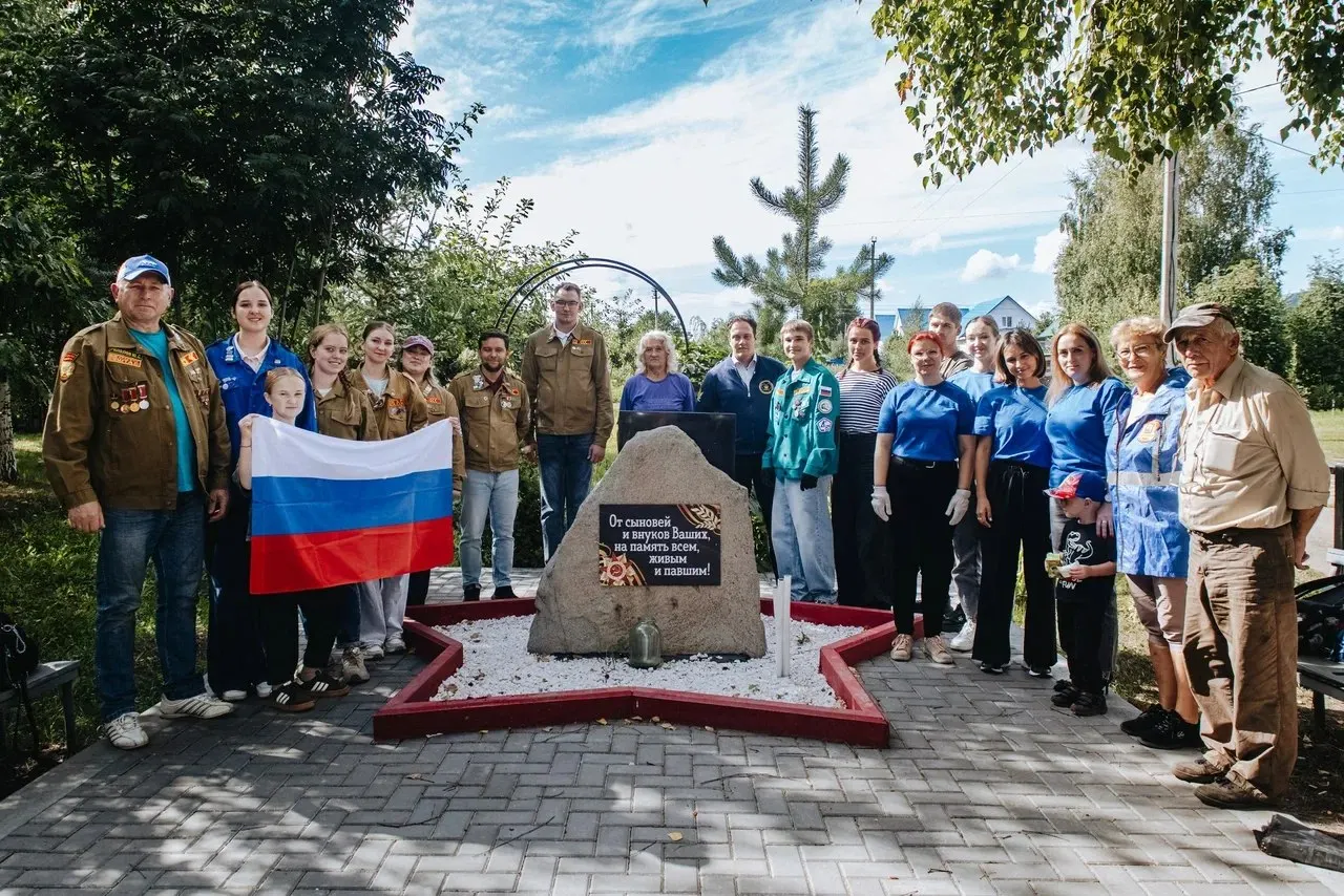 Волонтёрские отряды Алтайского края провели патриотическую акцию, убрав траву и сорняки на территории Аллеи ветеранов к Дню Государственного флага.