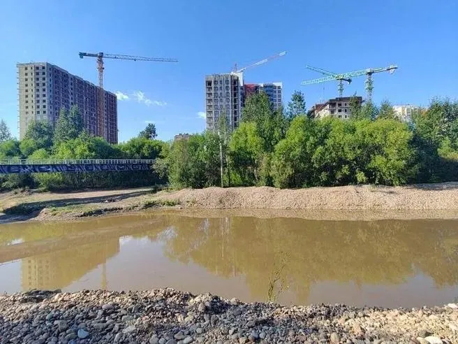 Иркутяне заметили грязную воду в реке Ушаковка у района строящегося ЖК «Кино». Власти поясняют, что причина — проведение работ по регулированию русла по госконтракту.