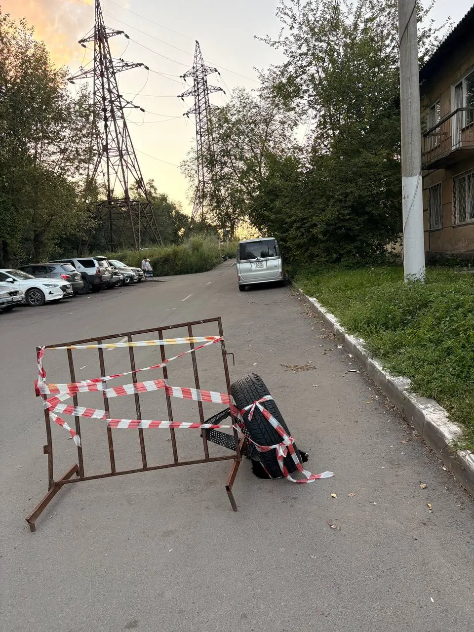 Бесхозная труба на бытовом водоснабжении вызывает отключения в районе Красноярска; спор между организациями мешает устранению проблемы.