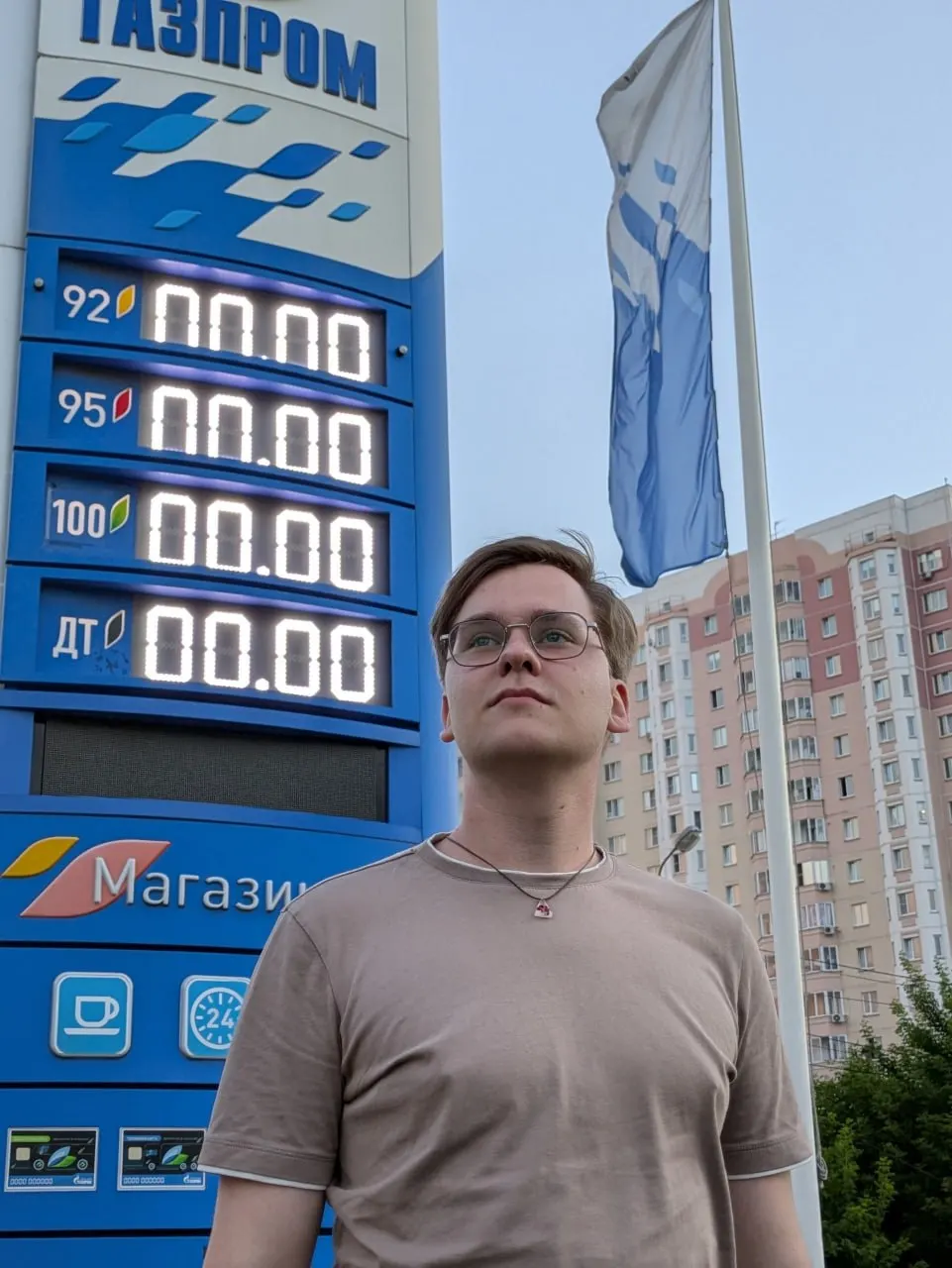 Региональный телеканал отказался транслировать агитационные ролики кандидата от Яблока; в регионе и других регионах фиксируются проверки и запреты на агитационные материалы.