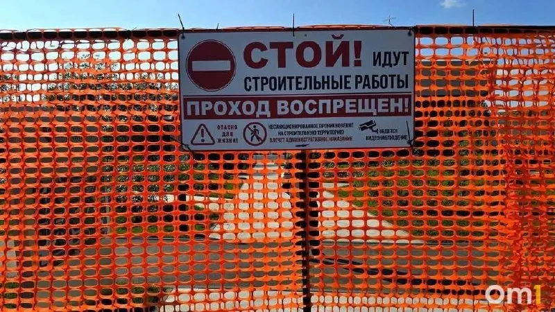 С сегодняшнего дня сквер закрыт до 28 августа для посетителей. В рамках подготовки пройдут гастрономический фестиваль и презентация хоккейного клуба перед новым сезоном.