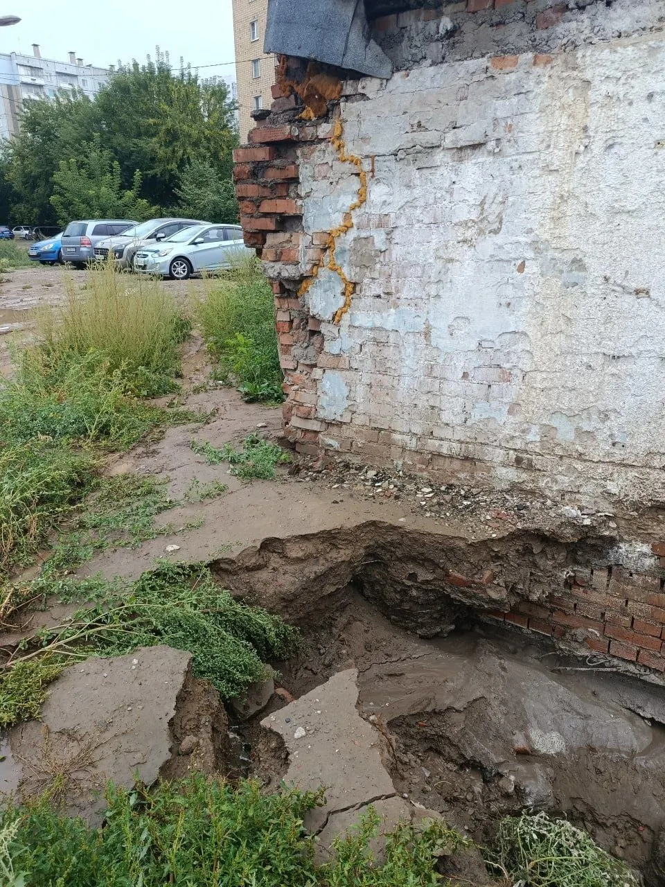 Грунт вокруг гаражей на улице Гладкова продолжает оседать после сноса ради развязки, угрожая постройкам.