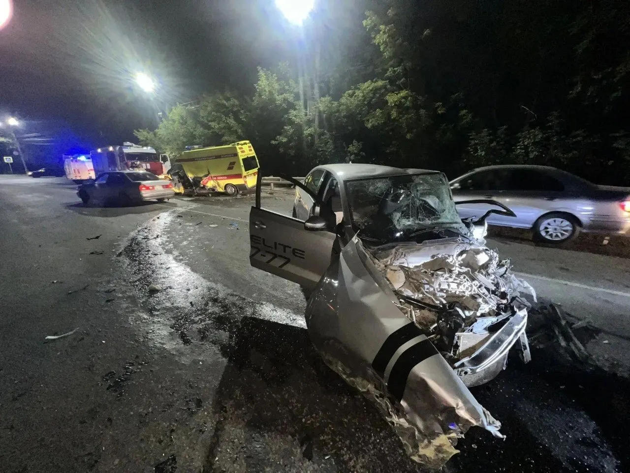 В Ачинске водитель легкового автомобиля выехал на встречную полосу и столкнулся со скорой, пострадали три человека.